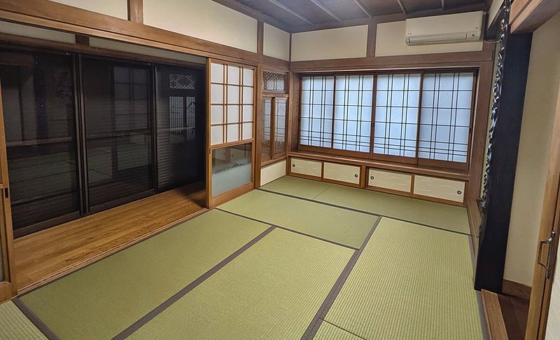 The tatami room at Kichi Itako, with paper screens along two walls and an alcove